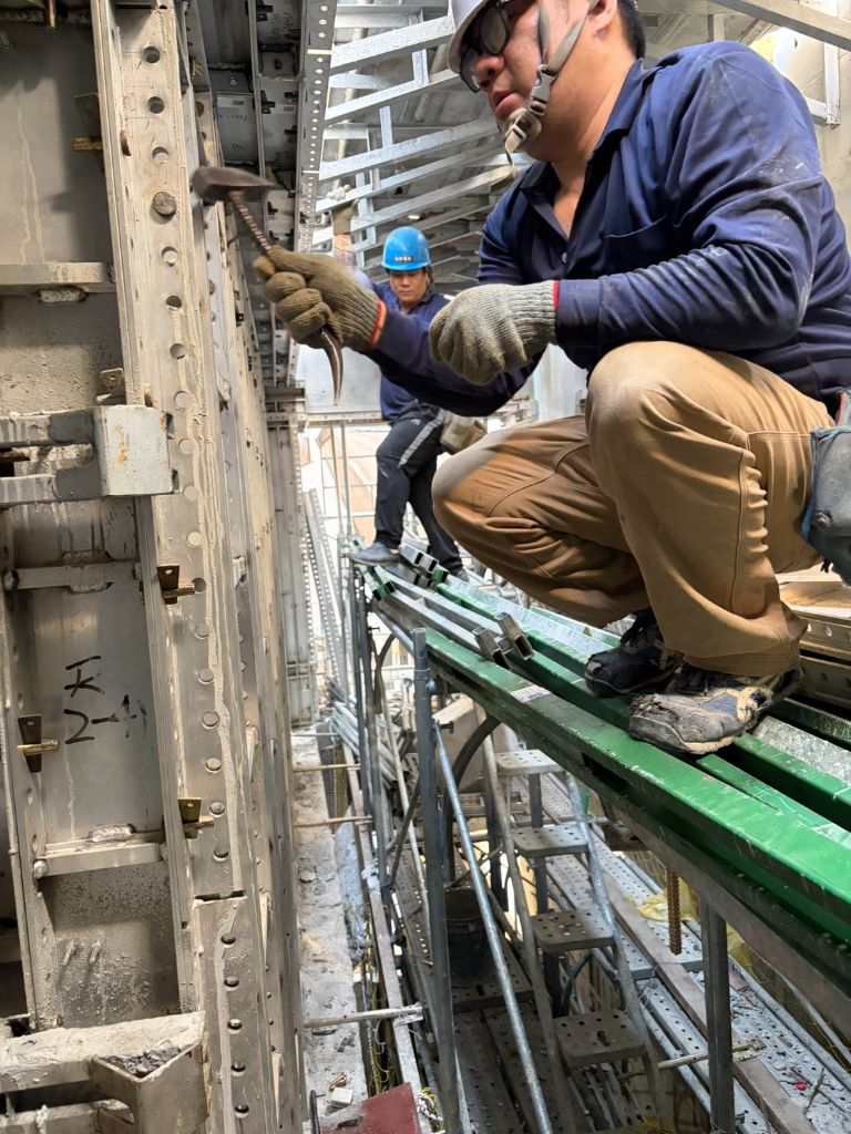 高空鷹架精密施工中