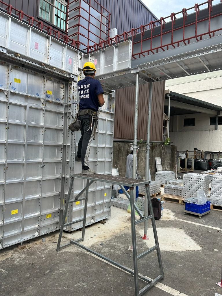 鋁模板大面積牆面安裝