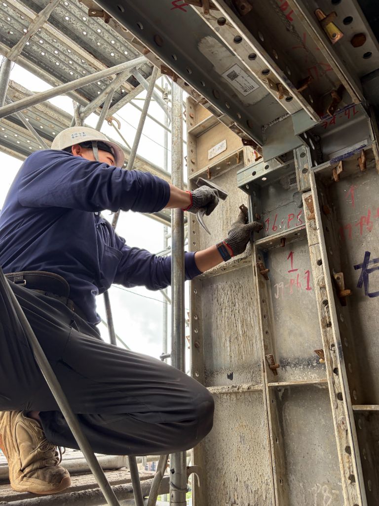 模板精準對位施工