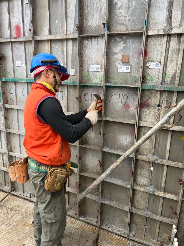 模板拆卸精細操作